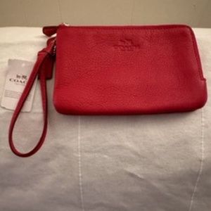 Coach Corner ZIP
Wristlet Wallet